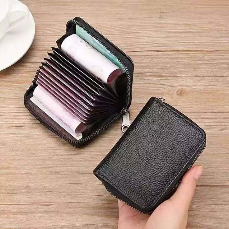 Dompet kulit hitam terbuka dengan akordeon kartu