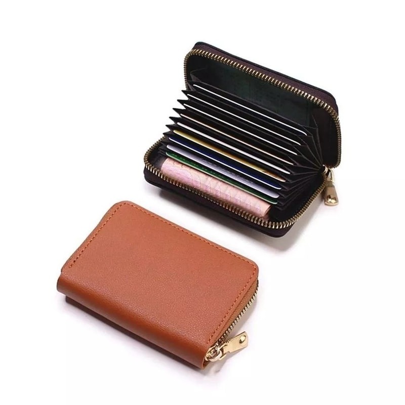 Dompet kulit tan tertutup dengan zipper emas